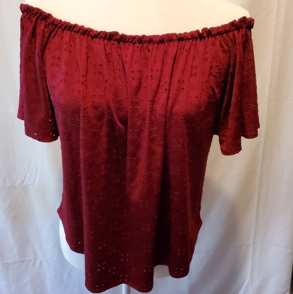 PEPPERMINT size Small off shoulders burgundy top
